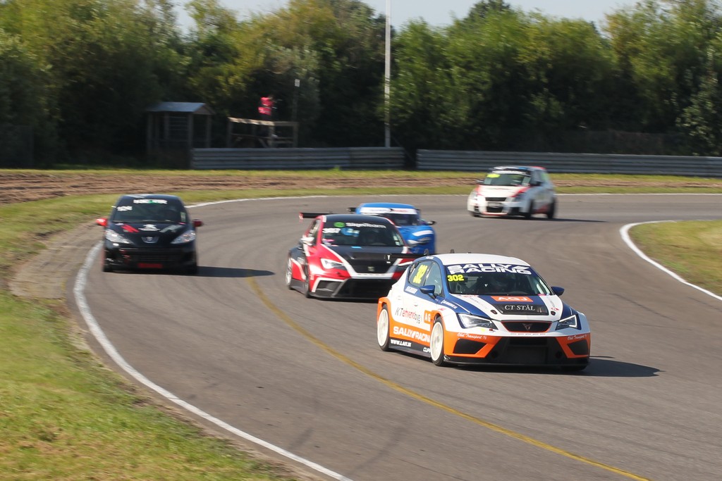Mere end 25 biler er til start ved finalen i Danish Endurance Championship på Padborg Park
(Foto: Henning Smed)